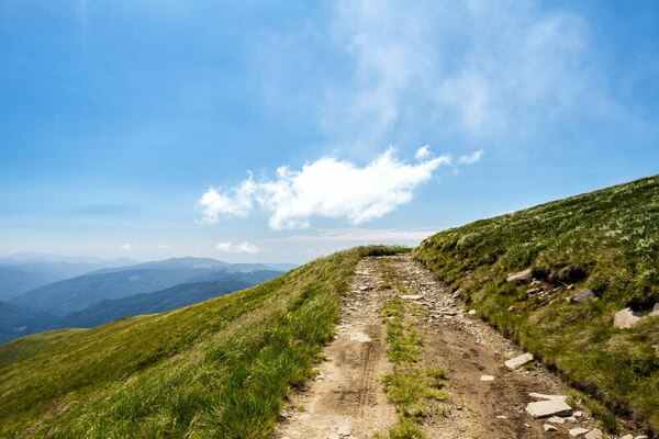 Μονοπάτι σε ορεινό τοπίο με καθαρό ουρανό